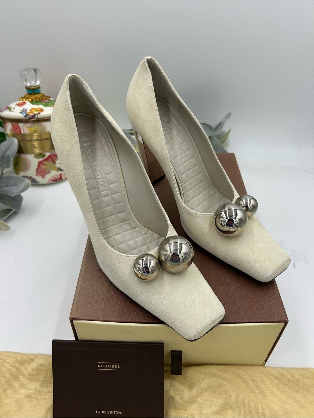 Women's Louis Vuitton Ivory Suede Silver-Ball Pumps size 40 made in Italy